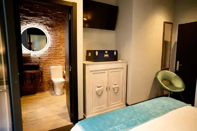 a room with a bed and a bathroom with a toilet at Hotel Lincoln Lounge in Barcelona