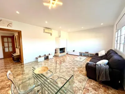 a living room with a glass table and a couch at Amplio Apartamento, 5 camas in Sant Esteve Sesrovires