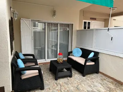 a living room with two chairs and a table at Apartamento Villa Caracol in Cunit