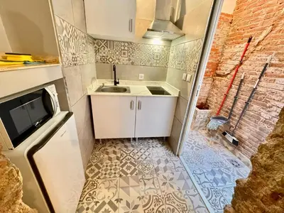 a small kitchen with a sink and a microwave at Estudio nuevo! Al lado del metro L1 L4 L5 in Barcelona