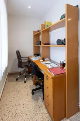an office with a wooden desk with two chairs at Niu d'Oreneta in Canet de Mar