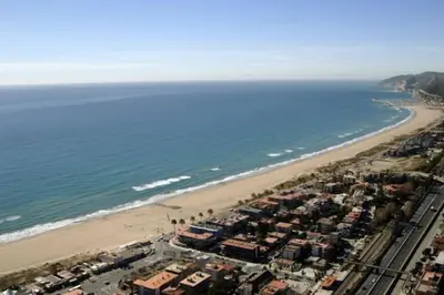 an aerial view of a beach and the ocean at Apartamento en la playa de Castelldefels ( Barcelona) in Castelldefels