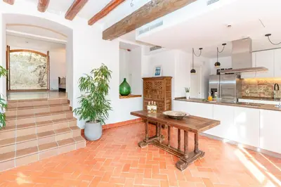 a kitchen with a wooden table in a room at Ginkgo - Familienfreundliches Appartment in Katalanischer Masia in Sant Iscle de Vallalta