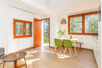 a kitchen and dining room with a table and chairs at Gallinero - Familienfreundliches Appartment in Katalanischer Masia in Sant Iscle de Vallalta