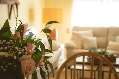 a vase of flowers on a table in a living room at Espectacular Casa en La Garriga in La Garriga