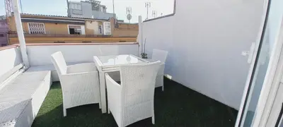 a balcony with a table and chairs on a balcony at Casa dess in Hospitalet de Llobregat