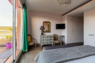 a bedroom with a bed and a mirror and a window at Canela Homes BARCELONA SEPULVEDA in Barcelona