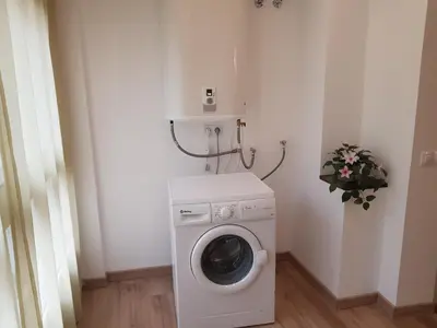 a washer and dryer in a corner of a room at Pis clar i espaiós in Manresa