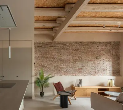 a bedroom with a desk and a chair next to a bed at Casa Badajoz in Barcelona