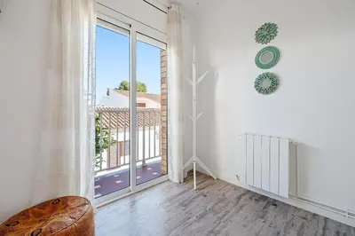 an empty room with a large window with a view at Hauzify I Apartament Zulú Cubelles in Cubelles