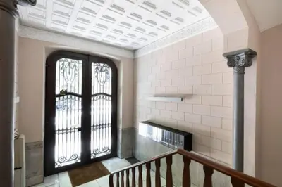 a hallway with a staircase with a window at Canela Homes BARCELONA URQUINAONA in Barcelona