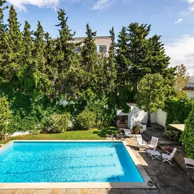 Casa Mediterránea con jardín y piscina privada