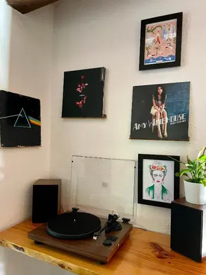 a room with a record player on a wooden table at Cal Mingo in Viladellops