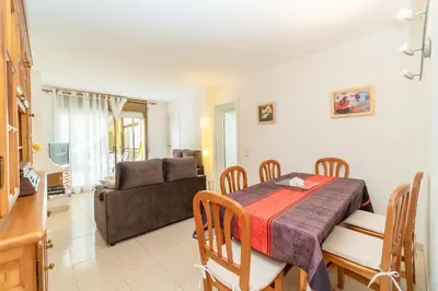 a living room with a table and a couch at Apartamento Acqua Fresca in Cunit