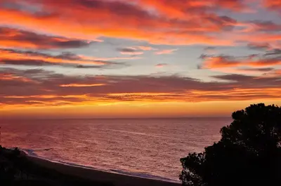 a sunset over the ocean with the sky at Casa perfecta con vistas al Mar in San Pol de Mar