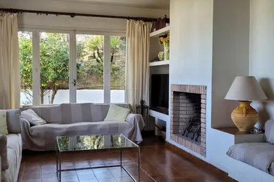 a living room with a couch and a fireplace at Casa perfecta con vistas al Mar in San Pol de Mar