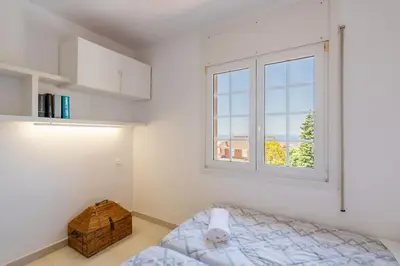 a bedroom with a bed and a window at Casa Nina junto Barcelona Centro y playa in Teià