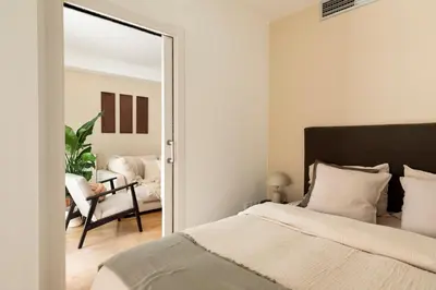 a bedroom with a bed and a mirror at Cerca de la Playa y El Born, con Piscina in Barcelona