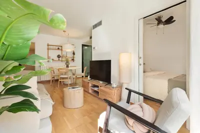 a living room with a couch and a television at Cerca de la Playa y El Born, con Piscina in Barcelona
