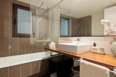 a bathroom with a sink and a mirror at Cerca de la Playa y El Born, con Piscina in Barcelona