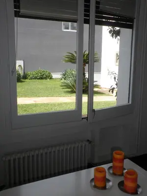 an open window with a view of a yard at Apartament Can Batlle in Premiá de Mar