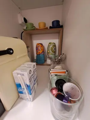 a kitchen counter with a basket of utensils at BARCELONA AIRPORT Mi COLIBRÍ in El Prat de Llobregat