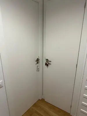 a room with two white doors and a wooden floor at Apartamento exclusivo a 15 min de Barcelona in Sant Cugat del Vallès