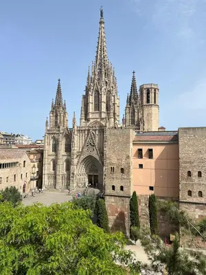 a large cathedral with turrets and spires at Habitacion Privada en APARTAMENTO COMPARTIDO in Barcelona