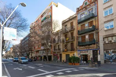 a city street with buildings and a street sign at Apartamento cerca de Sagrada Familia in Barcelona