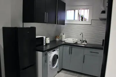 a kitchen with a washing machine and a washer at Work Stay in Gavà