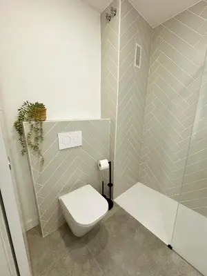 a bathroom with a toilet and a glass shower at Barcelona a 20 minutos en piso reformado y soleado in Gavà