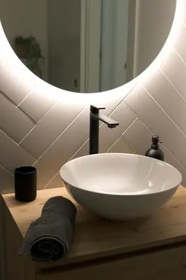 a bathroom with a white bowl sink and a mirror at Barcelona a 20 minutos en piso reformado y soleado in Gavà