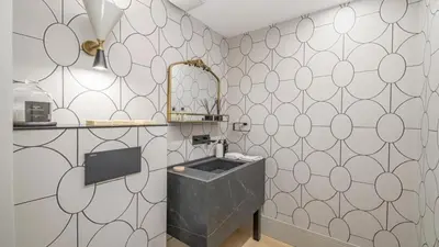 a bathroom with a sink and a mirror on a wall at Precioso Apartamento en Barcelona in Terrassa