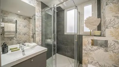 a bathroom with a shower and a sink at Precioso Apartamento en Barcelona in Terrassa