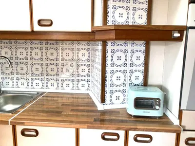 a small kitchen with a toaster on a counter at Tucan tropical in Sabadell
