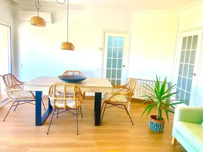a dining room with a table and chairs at Tucan tropical in Sabadell