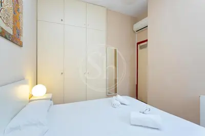 a bedroom with two beds and a mirror at Apartamento con Terraza en Poble Sec in Barcelona