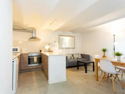 a kitchen with a white counter and a microwave at Apartamento en Villarroel in Barcelona