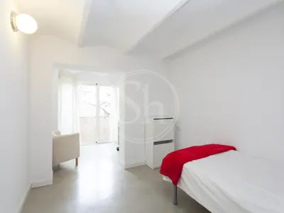 a bathroom with a sink and a mirror at Apartamento en Villarroel in Barcelona