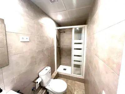 a small bathroom with a toilet and a shower at Apartamento 1 habitación cerca Sants-Estación in Barcelona