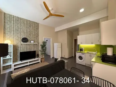a living room with a couch and a kitchen at Palau de la música 1 in Barcelona