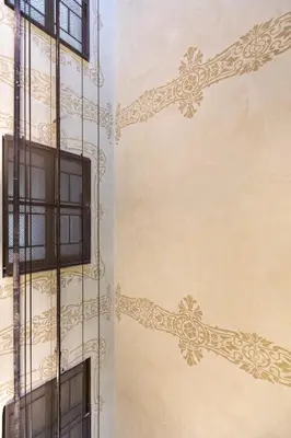 a building with a window and a wall with gold decorations at B41 - Apartamento para grandes grupos en BCN centro in Barcelona