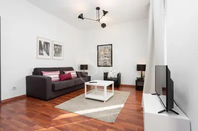 a living room with a couch and a tv at Apartamento zona Sagrada Familia II in Barcelona