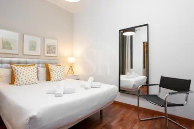 a laundry room with a washing machine next to a wall at Apartamento zona Sagrada Familia II in Barcelona