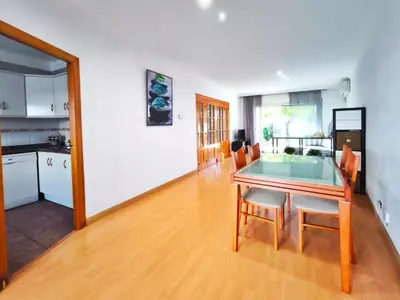 a kitchen and a dining room with a table and chairs at Casa en alquiler vacacional Vilanova i la Geltrú in Vilanova i la Geltrú