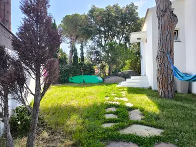 a garden with a stone walkway next to a house at Casa Blanca in Sant Cebrià de Vallalta