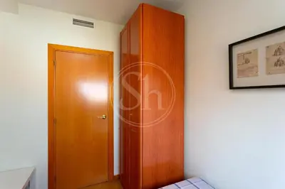 a room with a wooden door next to a wall at Cómodo apartamento junto a Hospital Sant Pau in Barcelona