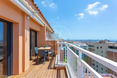 a balcony with a table and chairs on a building at Maravilloso alojamiento con vistas a Barcelona in Barcelona