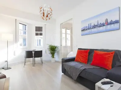 a living room with a couch and a table at Apartamento Luminoso cerca de Montjuïc in Barcelona