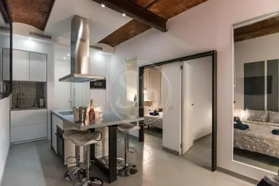 a kitchen with a dining table and a tub at Acogedor apartamento en el Eixample in Barcelona